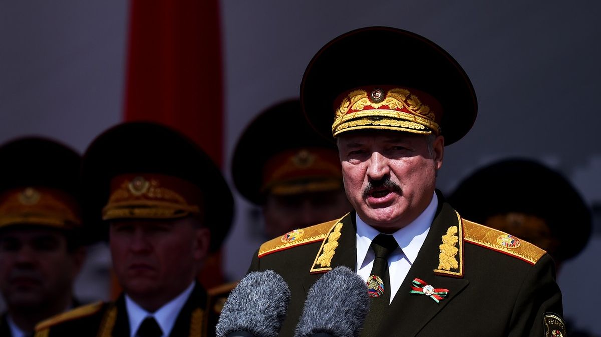 Co se děje uvnitř Lukašenkova režimu? Generál varuje před válkou